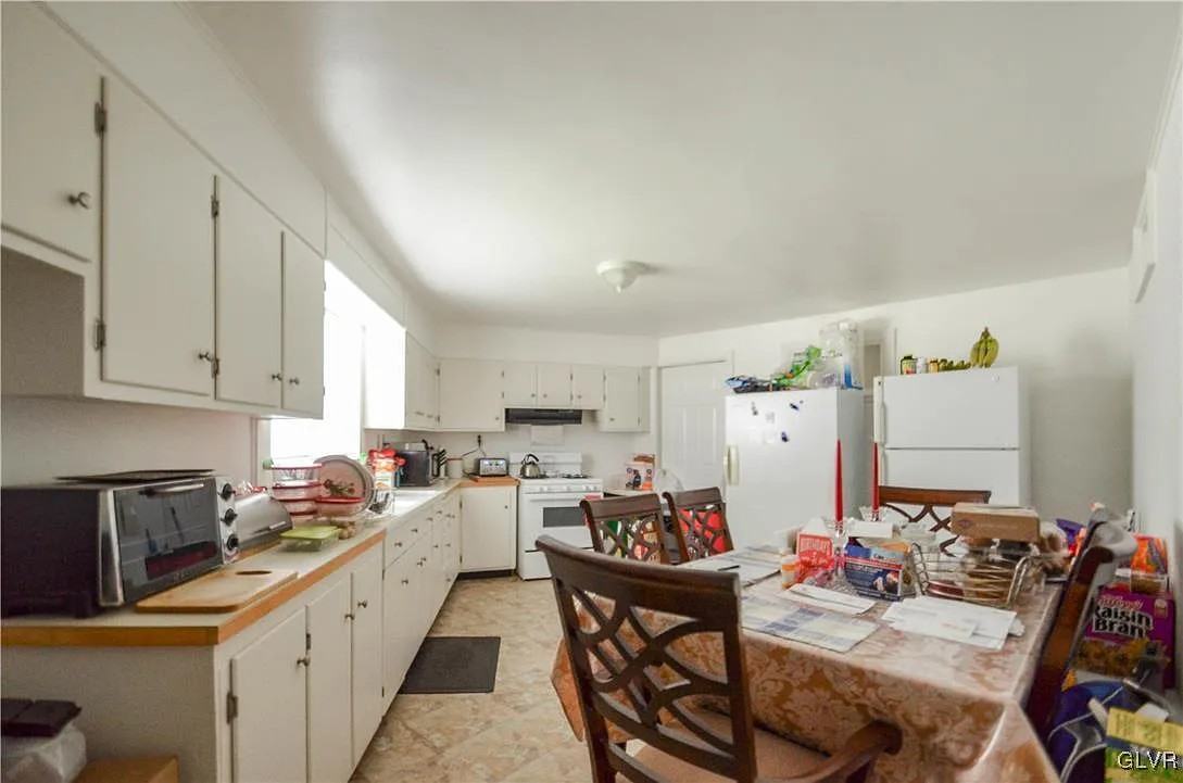 822 S 23rd St - Photo 2 of 7