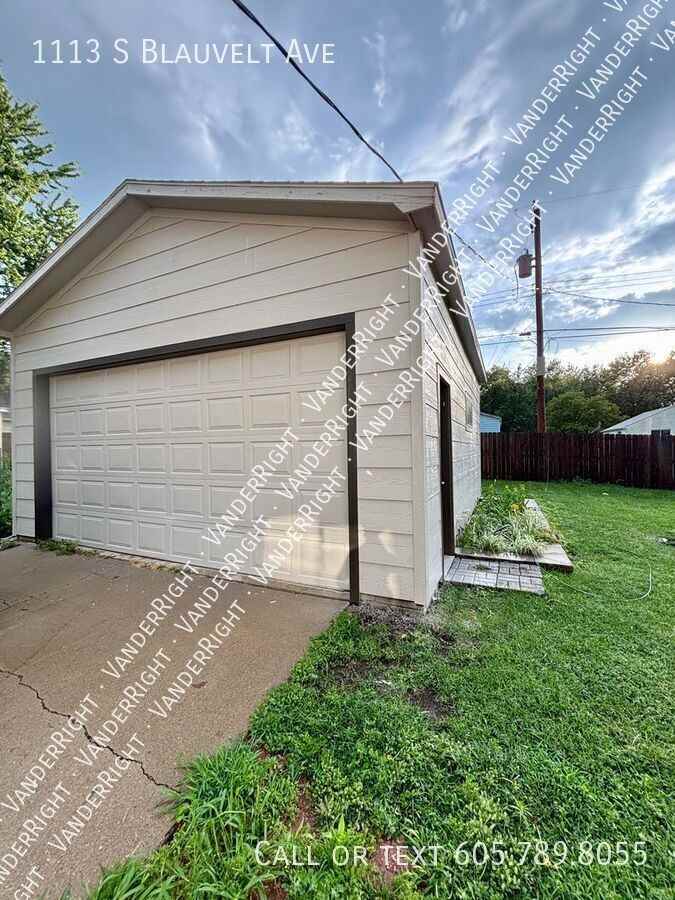 1113 S Blauvelt Ave - Photo 3 of 44