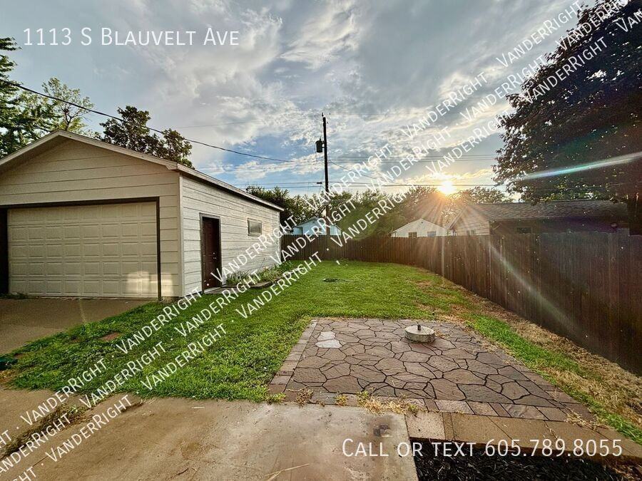 1113 S Blauvelt Ave - Photo 4 of 44