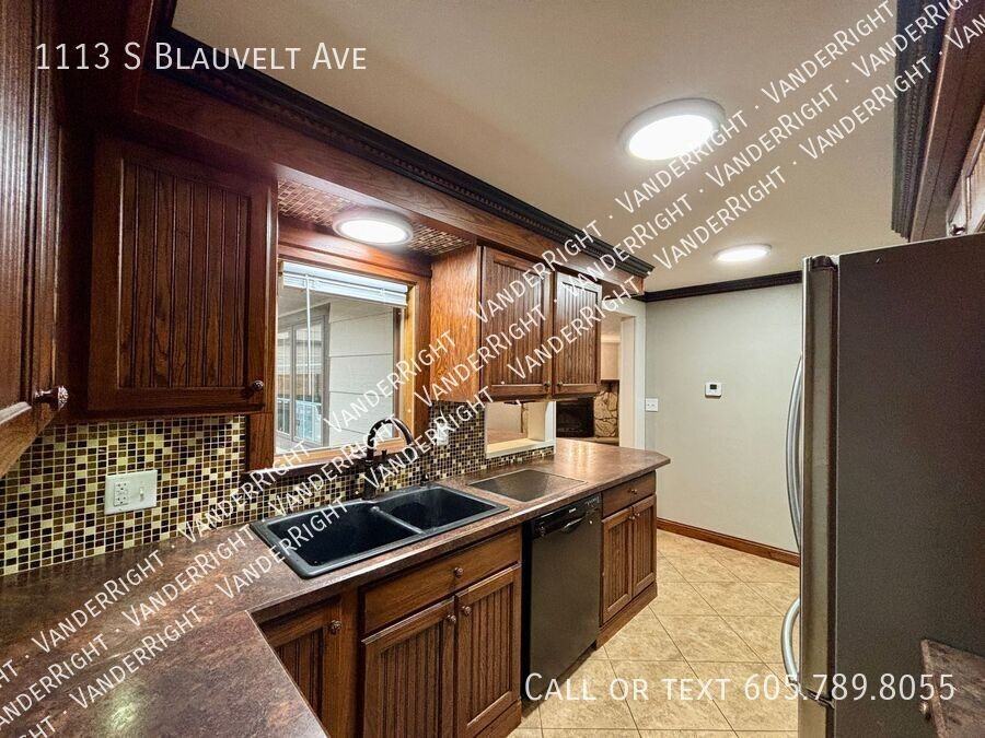1113 S Blauvelt Ave - Photo 5 of 44