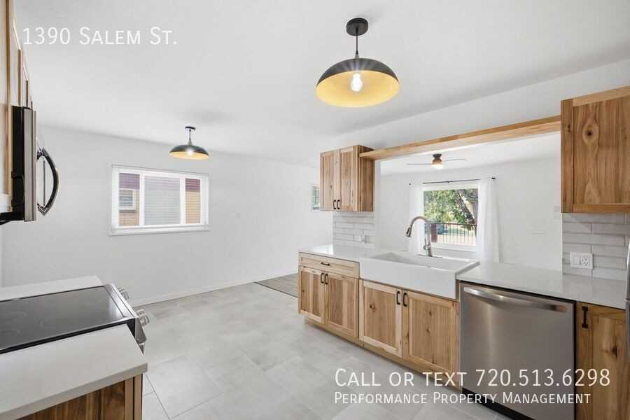 1390 Salem St - Photo 4 of 33