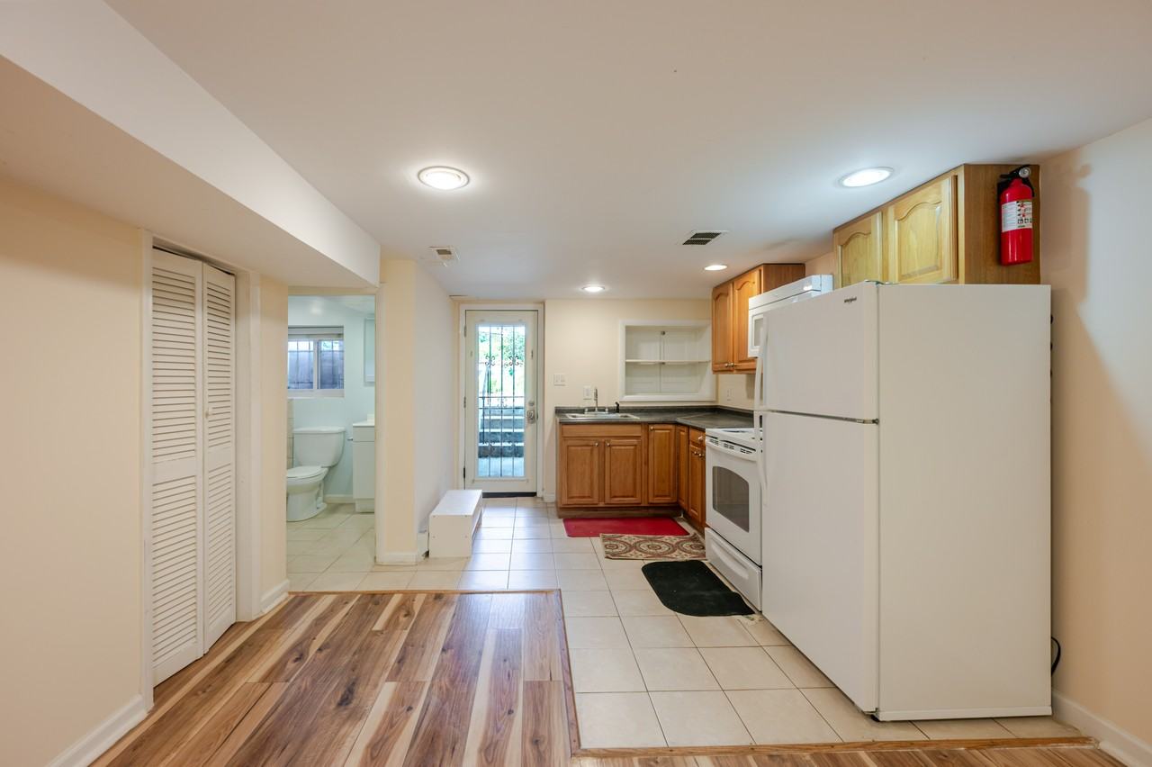1234 E St Ne - Photo 2 of 50
