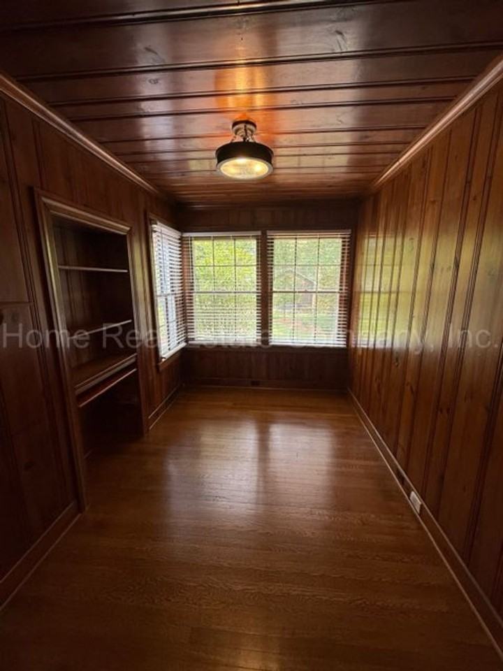 1947 Robinhood Rd - Photo 3 of 12
