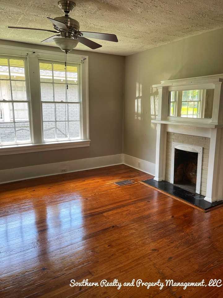 1911 Capitol Ave - Photo 3 of 9