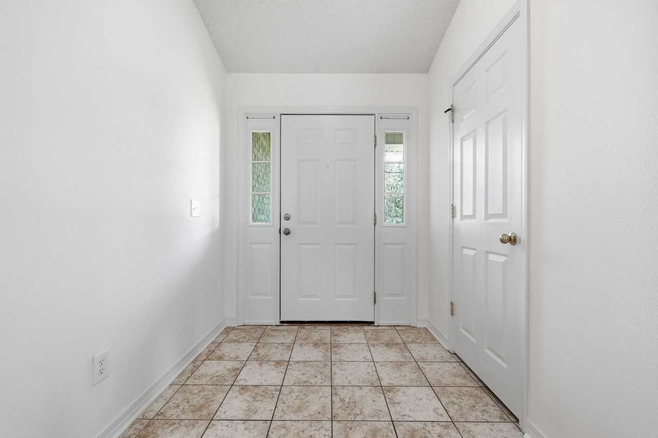 2030 Hawthorne Dr - Photo 3 of 38
