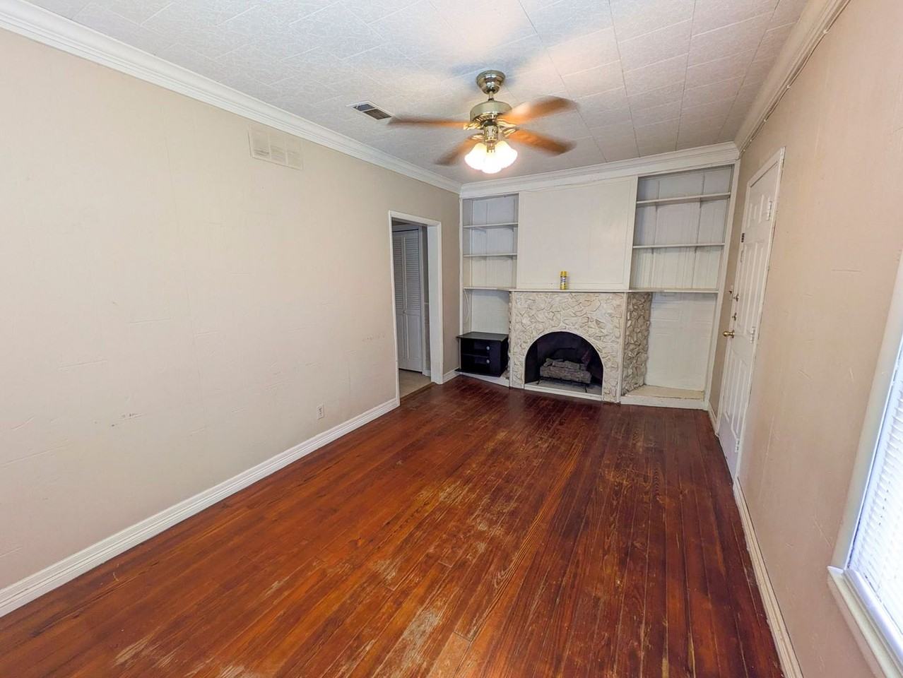 824 Llano St - Photo 2 of 10