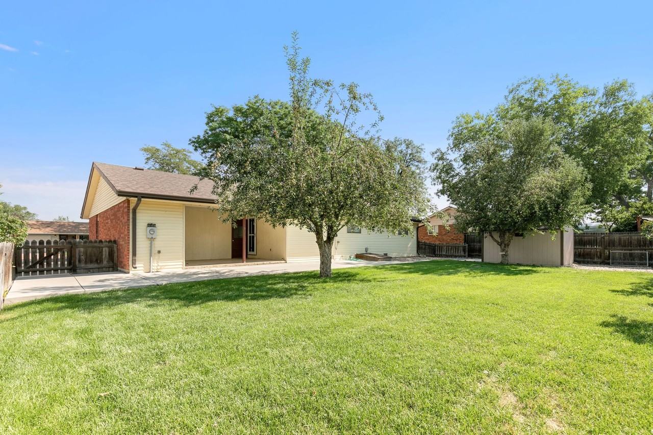 390 Knotty Pl - Photo 2 of 25