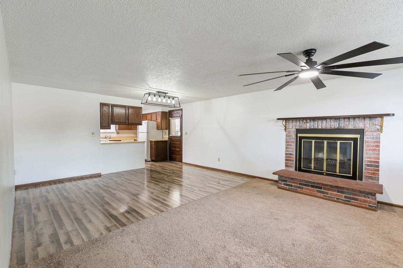 390 Knotty Pl - Photo 3 of 25