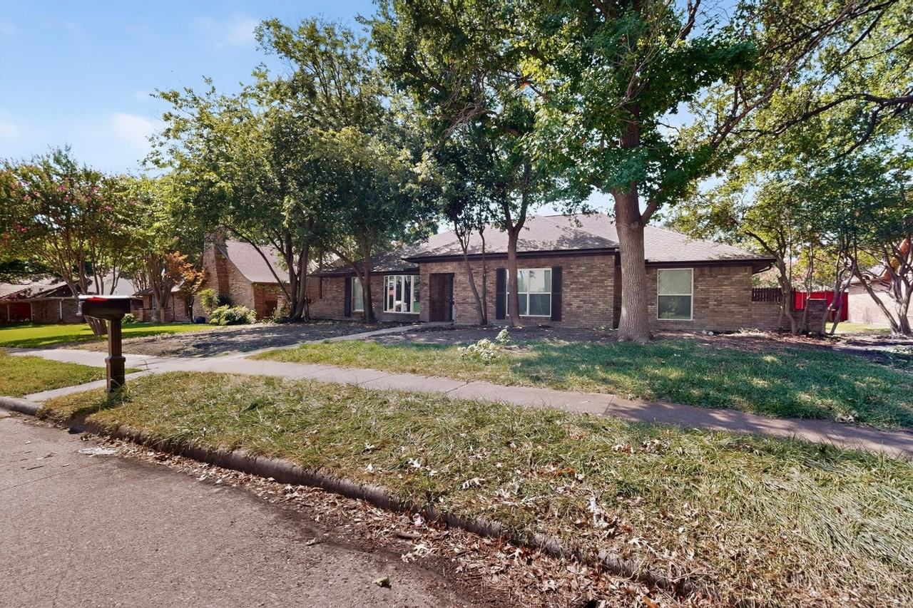 2308 Chamberlain Dr - Photo 4 of 49