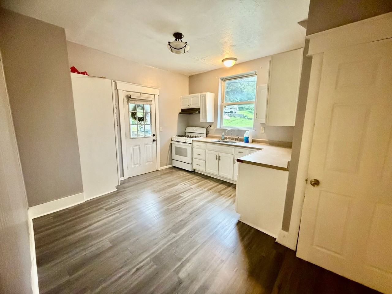 1133 Wade St - Photo 4 of 19