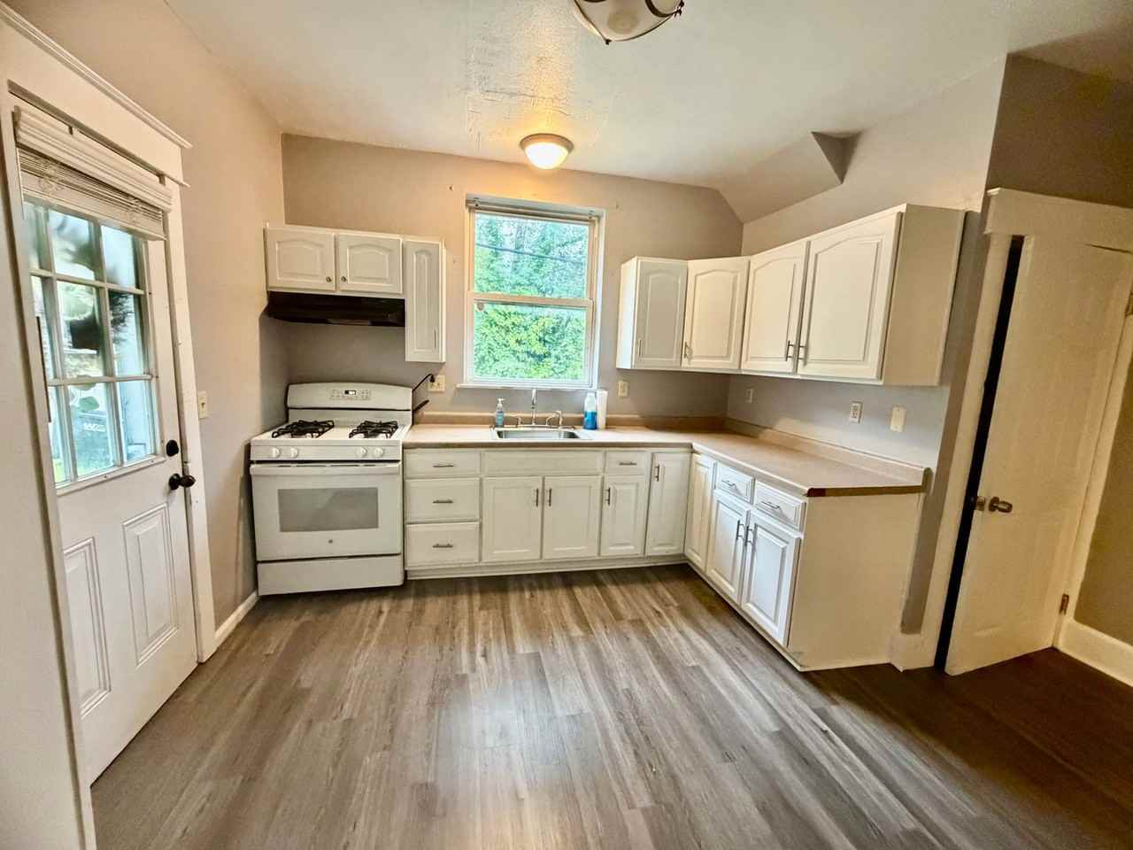 1133 Wade St - Photo 3 of 19