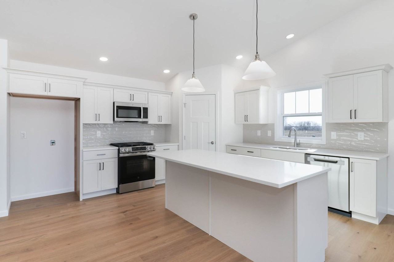 2503 Treeline Dr - Photo 6 of 34