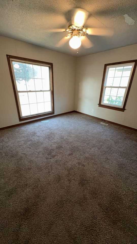 705 W Indiana Ave - Photo 5 of 10