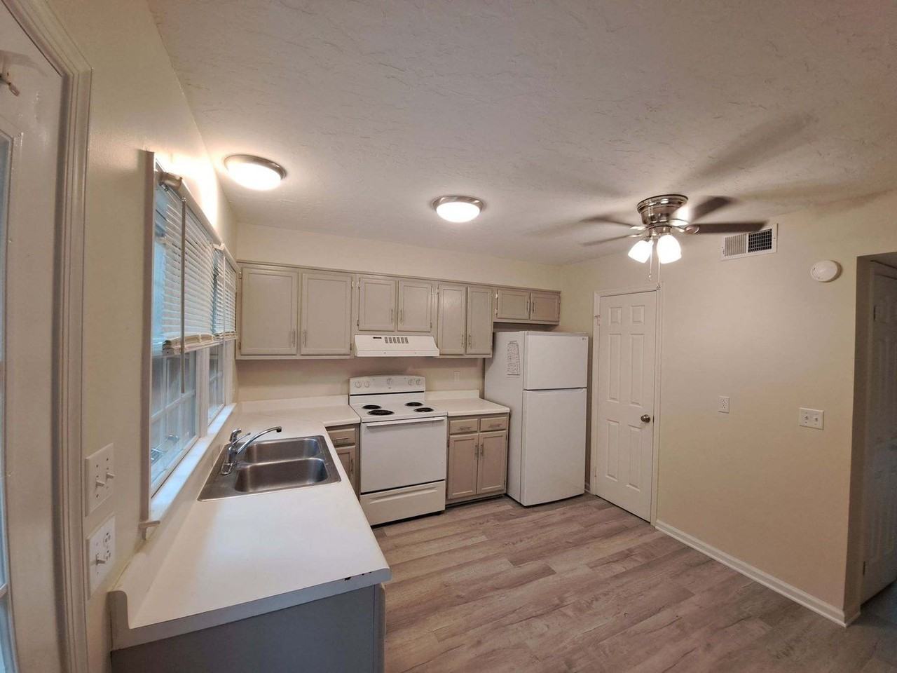 301 E Lake Dr #3 - Photo 2 of 9