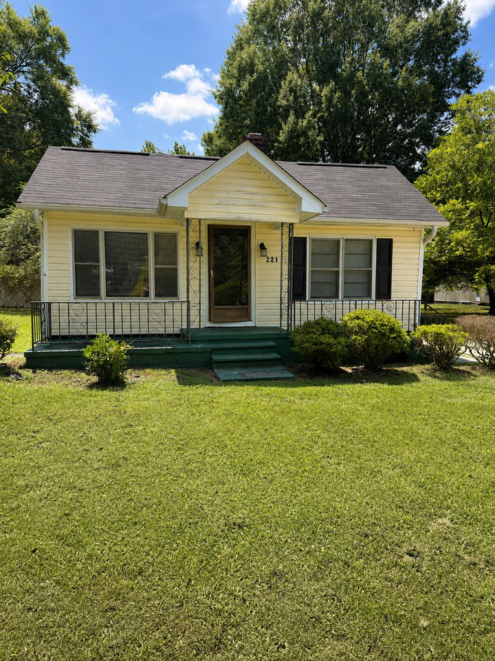 221 Neal St - Photo 2 of 25