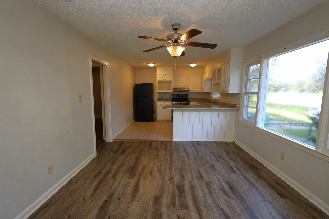 818 Stillwater Dr - Photo 3 of 17