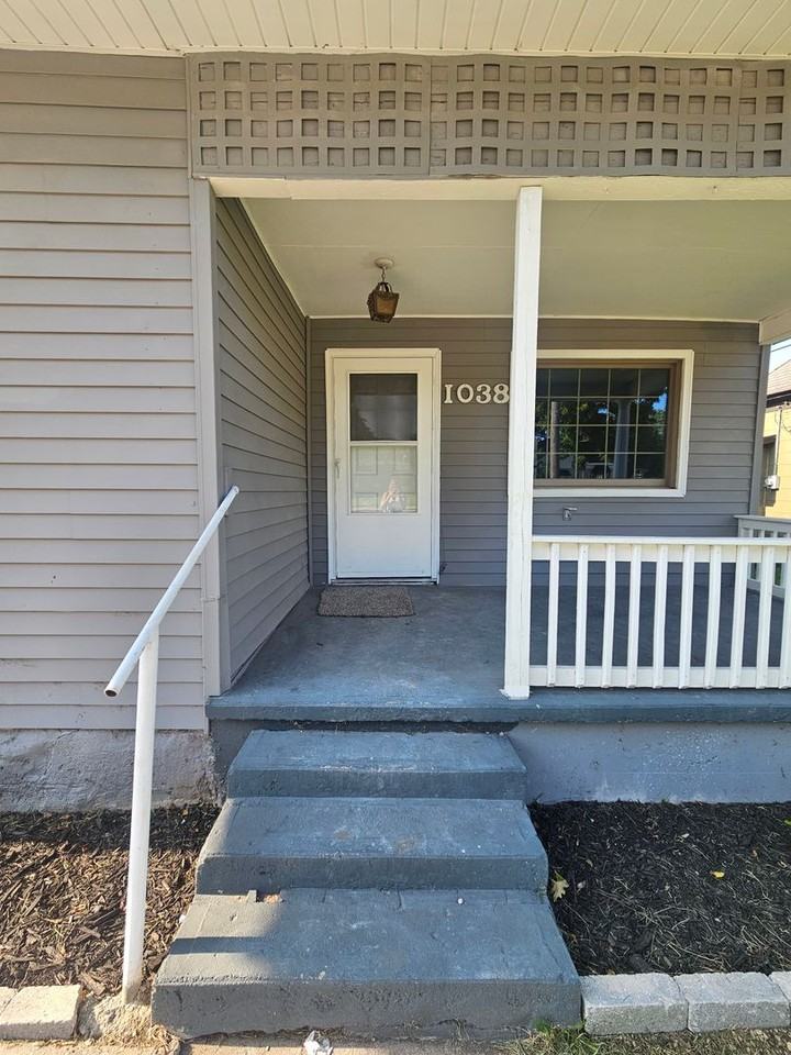 1038 E Division St - Photo 2 of 17