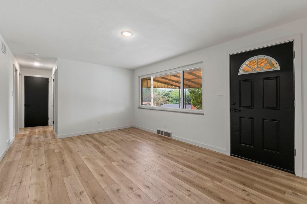 131 S Joslyn Dr - Photo 3 of 19