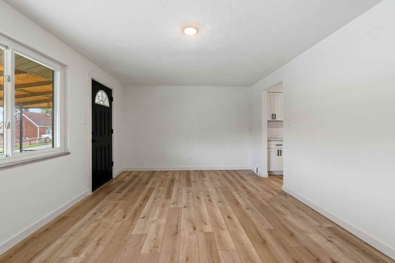 131 S Joslyn Dr - Photo 4 of 19