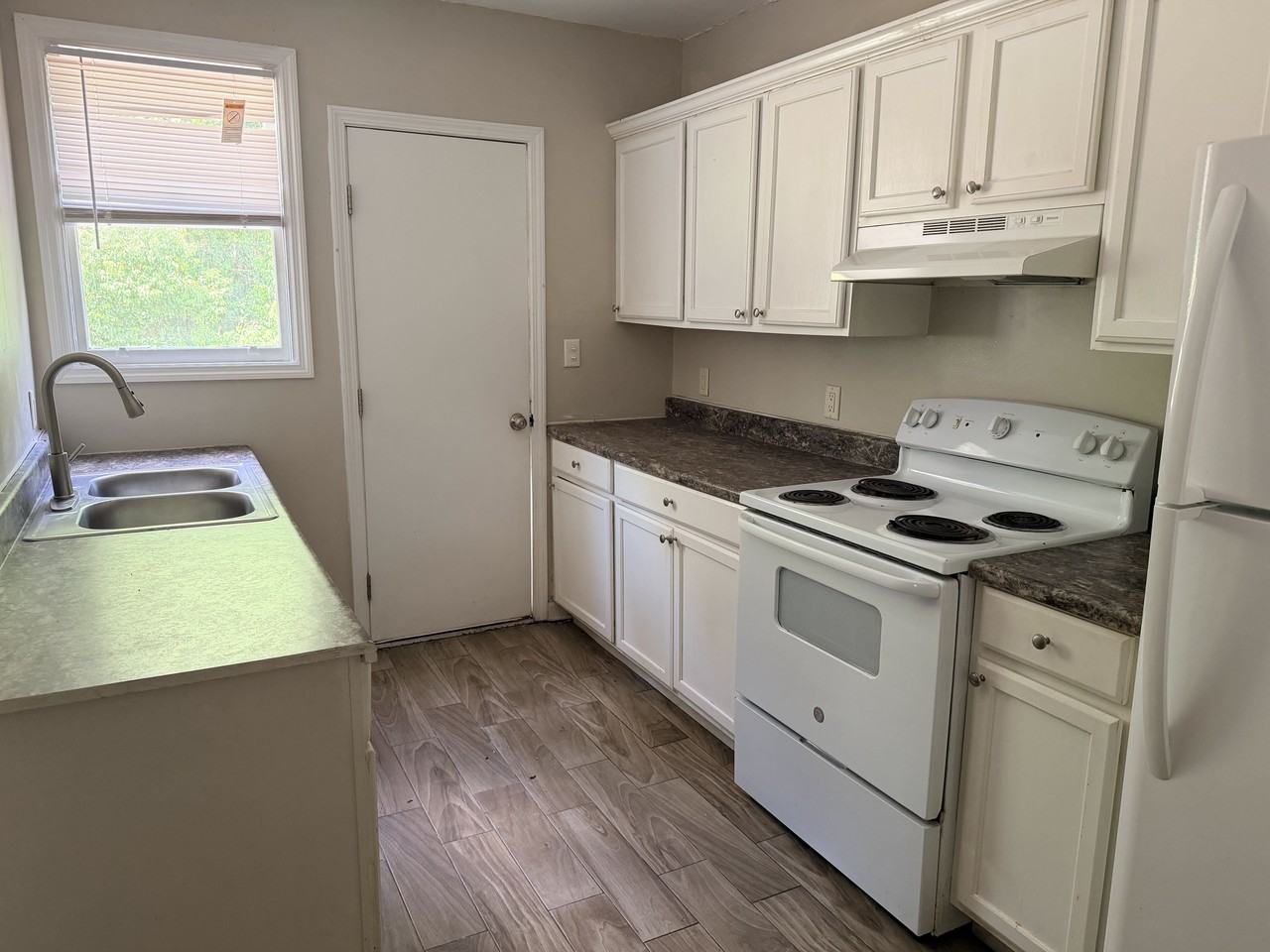 3661 Wylly Ave - Photo 5 of 9