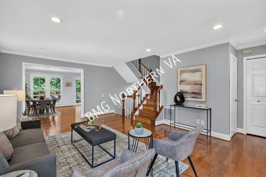 43790 Laburnum Sq - Photo 4 of 50
