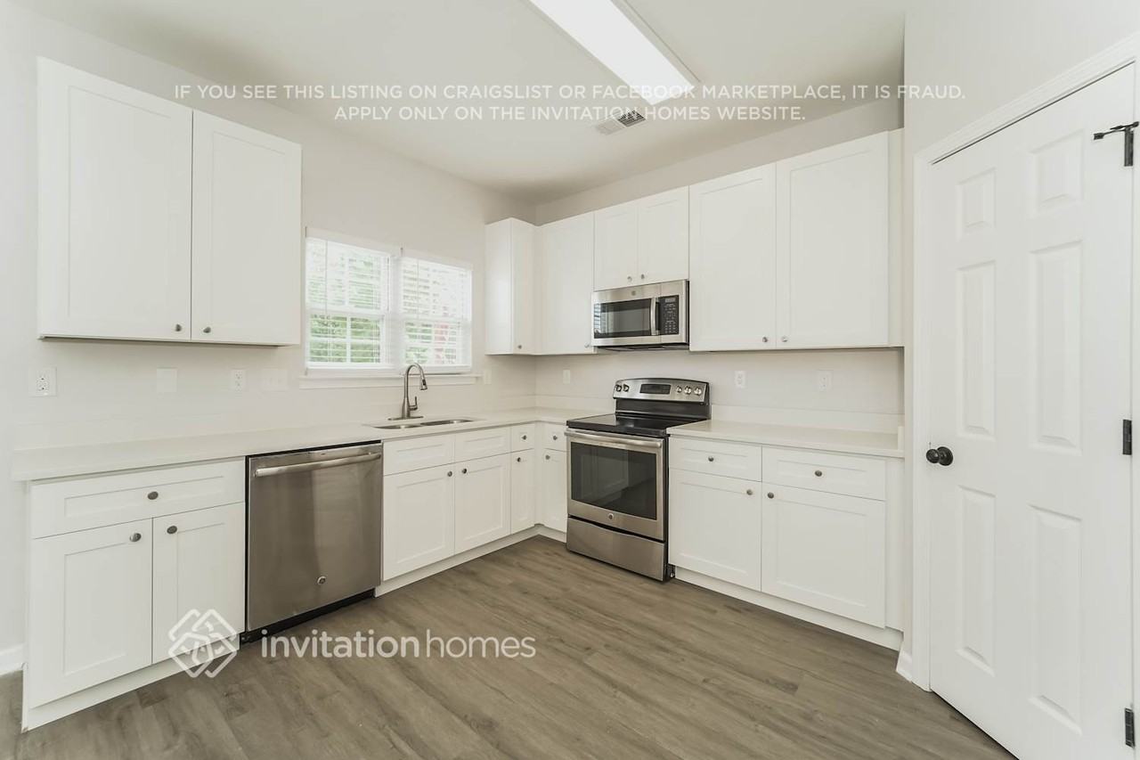 9661 Bailey Rd - Photo 4 of 15