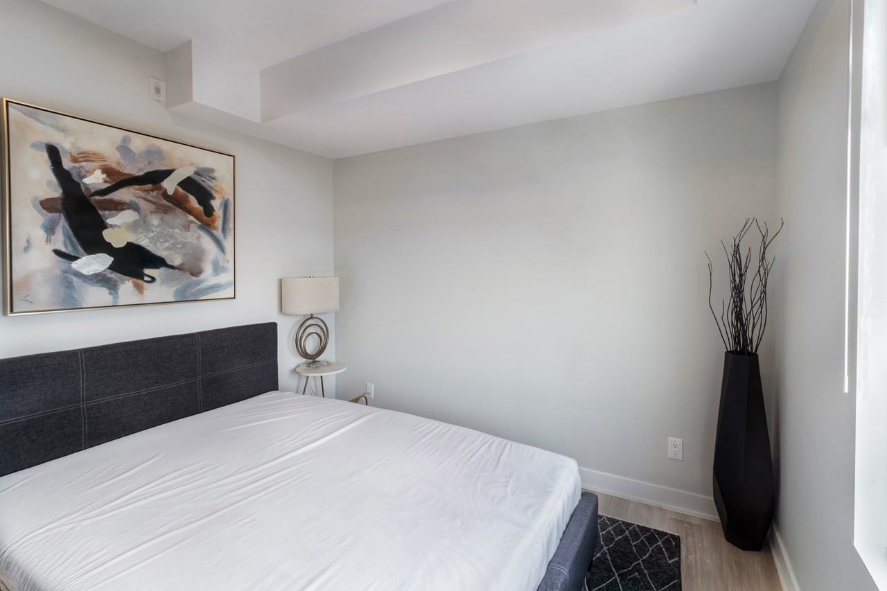 86 Hinton Avenue North - Photo 2 of 8
