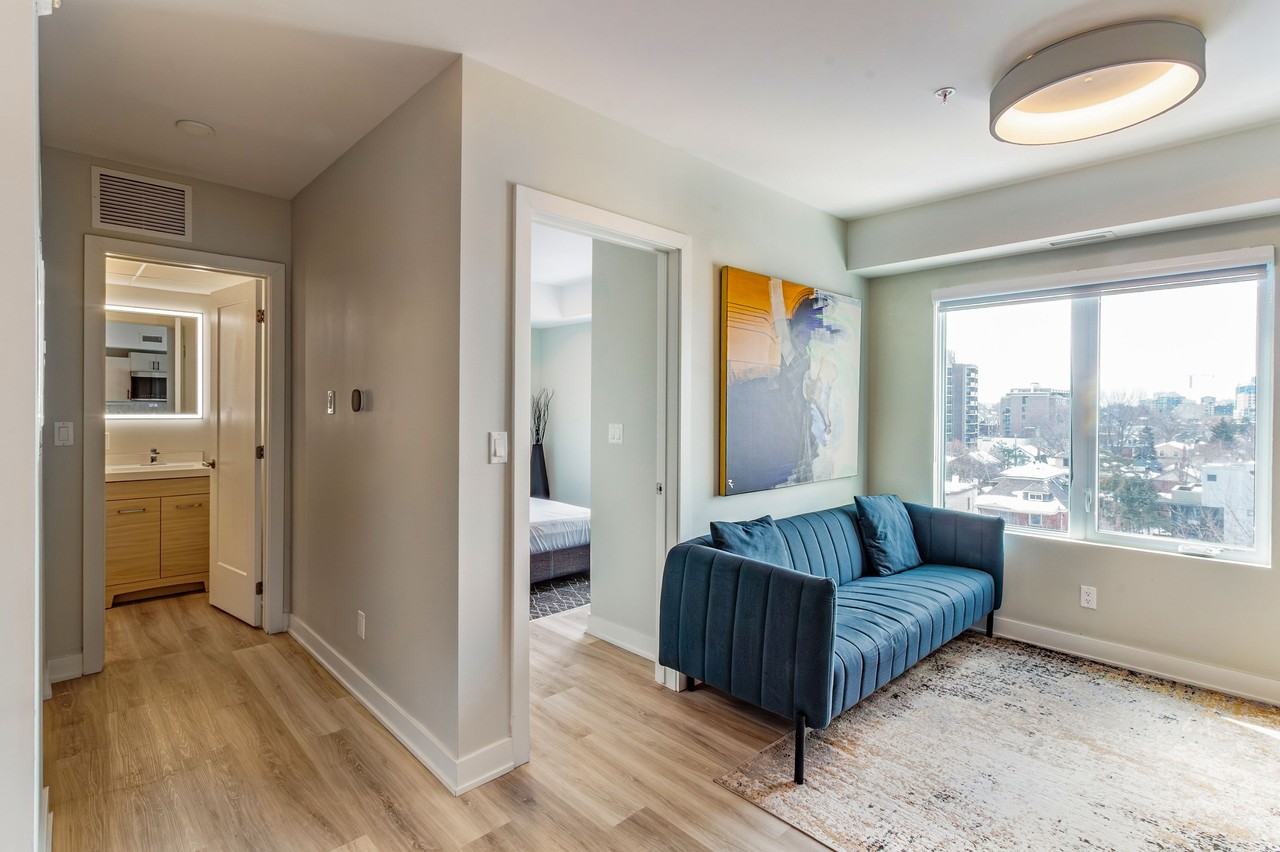 86 Hinton Avenue North - Photo 4 of 8