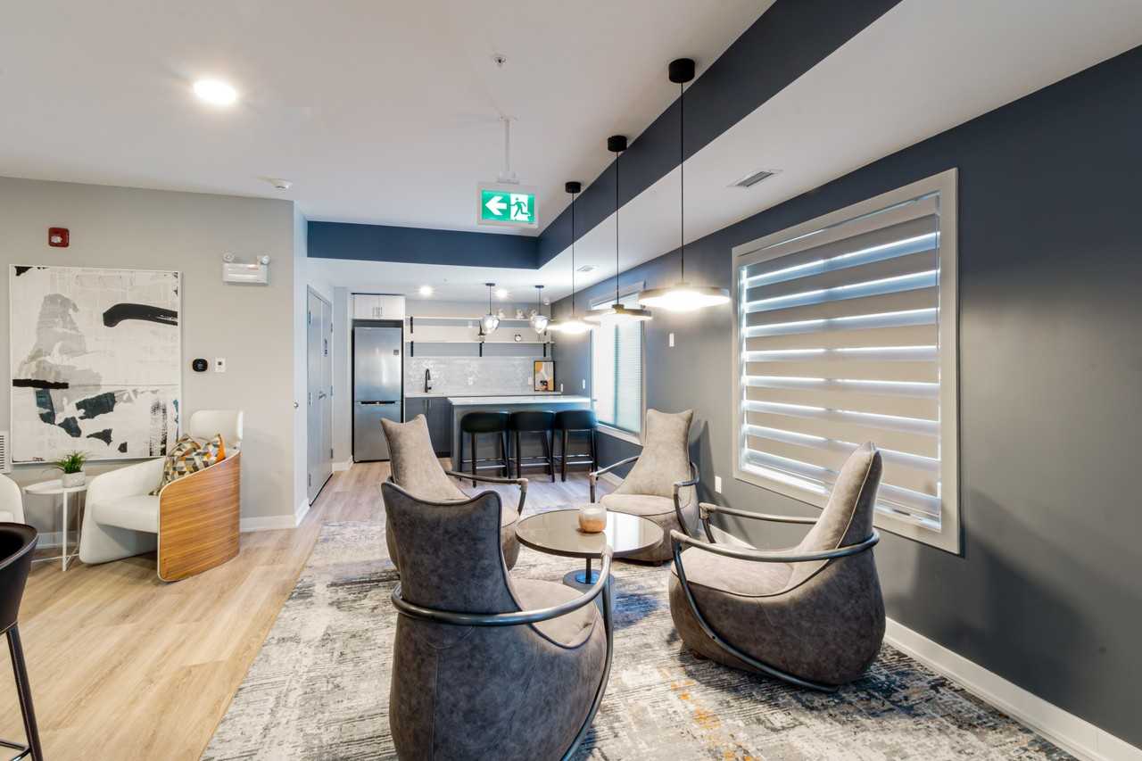 86 Hinton Avenue North - Photo 7 of 8