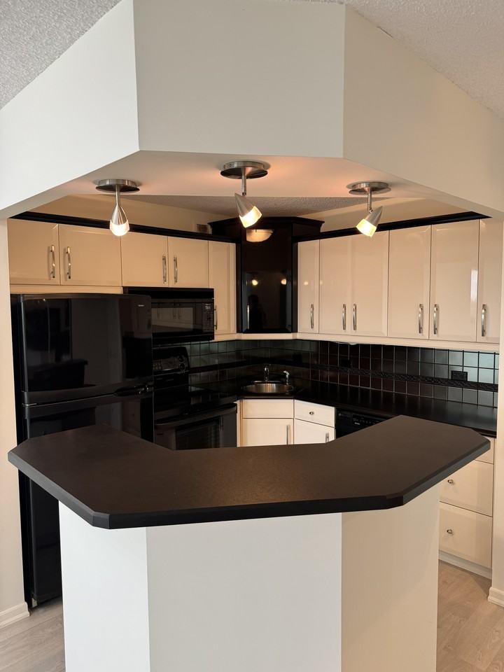 55 Nassau St N - Photo 4 of 13