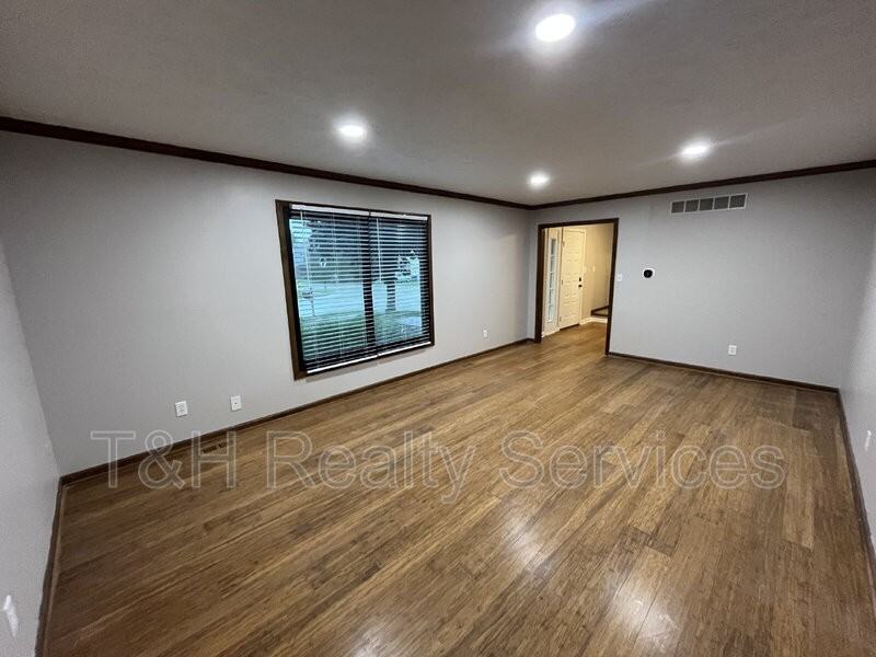 233 Boulder Ct - Photo 7 of 27