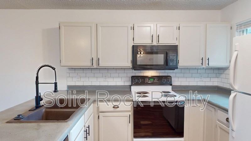 1297 Vondelpark Dr - Photo 4 of 16