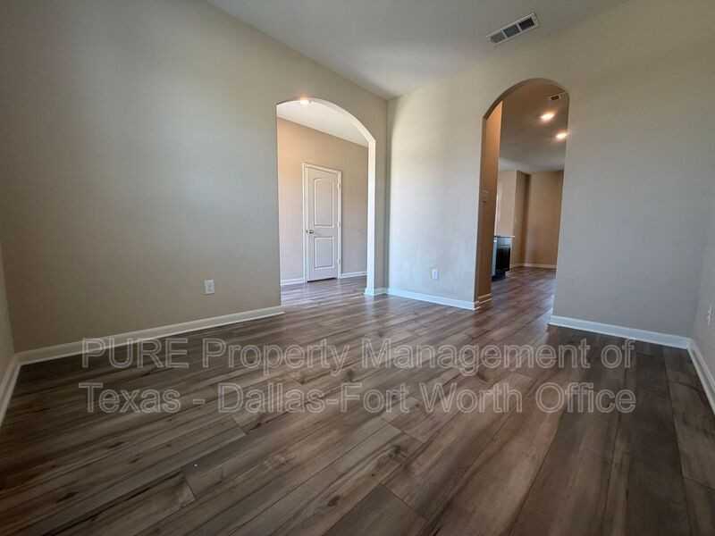 315 Honeysuckle Ln - Photo 4 of 31