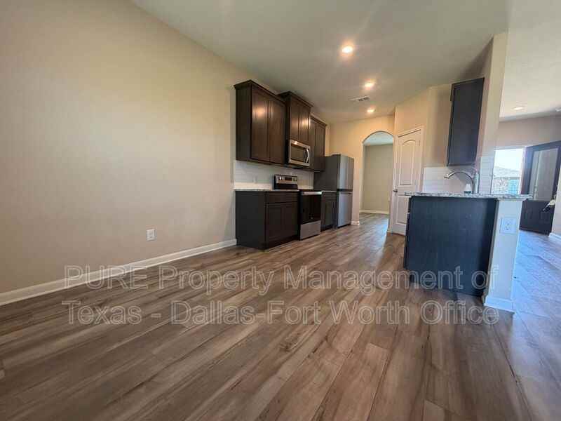 315 Honeysuckle Ln - Photo 5 of 31