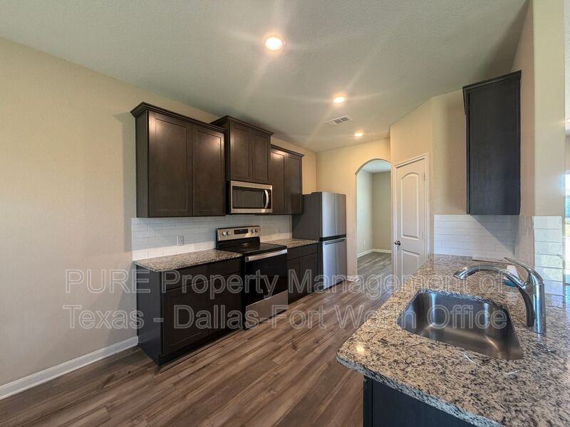 315 Honeysuckle Ln - Photo 6 of 31
