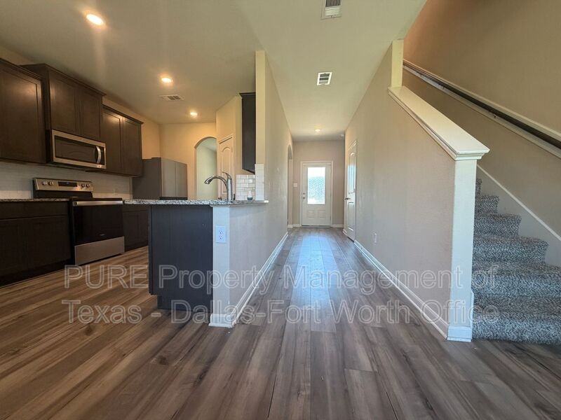 315 Honeysuckle Ln - Photo 7 of 31