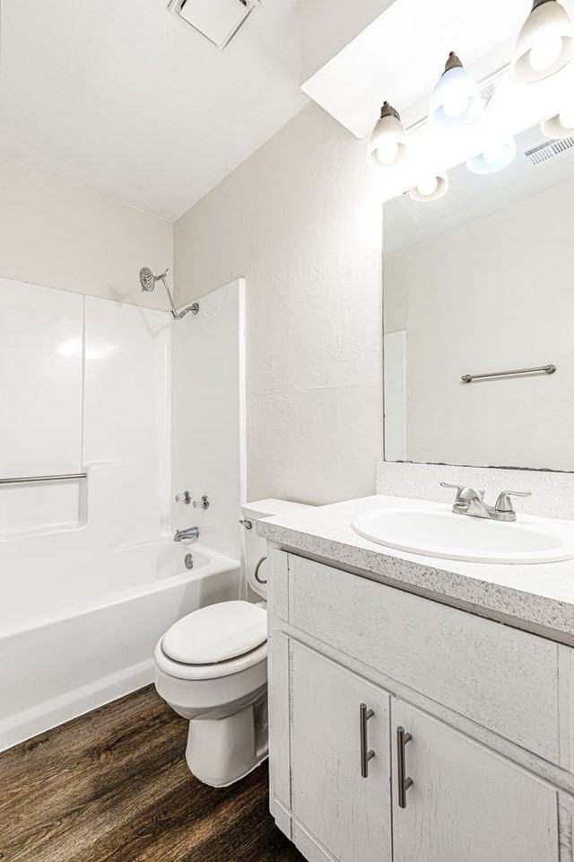 4010 Nw Ozmun Ave #4010B - Photo 7 of 10