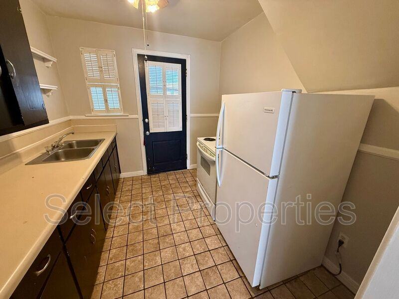 1009 Flint St - Photo 4 of 8