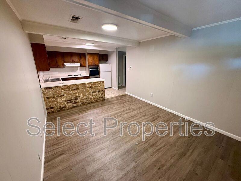 203 N Rogers St #8 - Photo 4 of 6