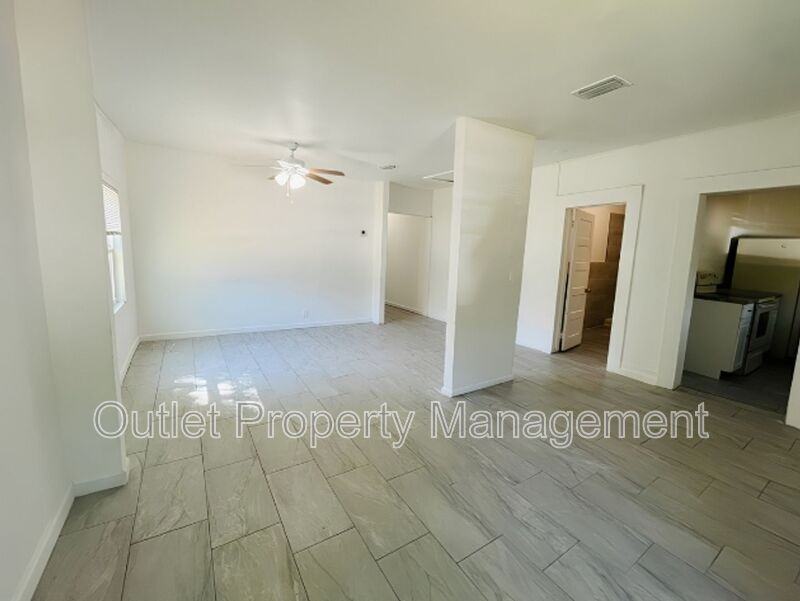 918 E 10th St #918B - Photo 3 of 10