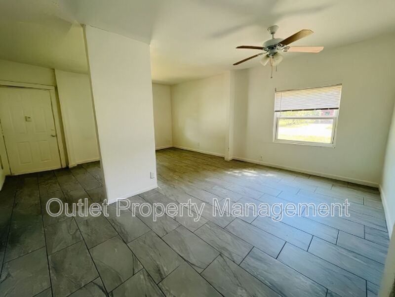 918 E 10th St #918B - Photo 4 of 10