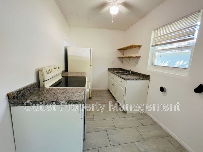 918 E 10th St #918B - Photo 5 of 10