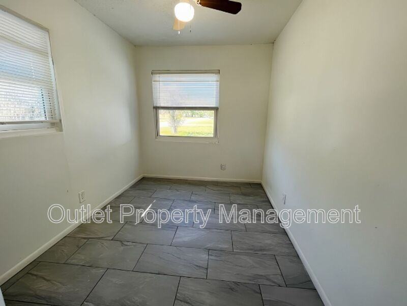 918 E 10th St #918B - Photo 7 of 10