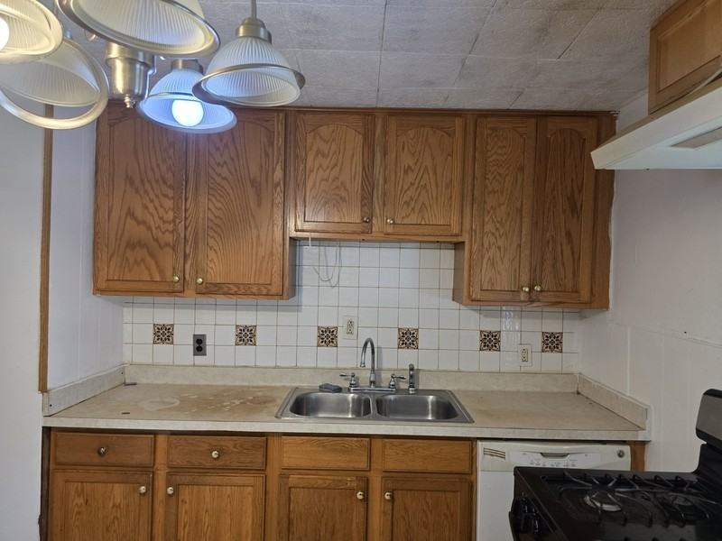141 Leroy Ave - Photo 4 of 7