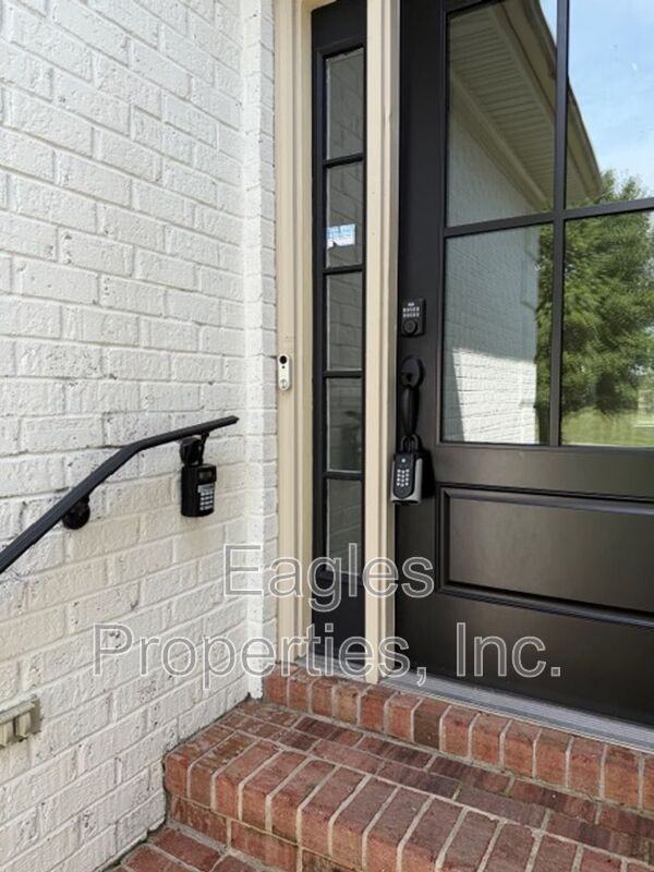 210 Creekside Dr - Photo 2 of 17