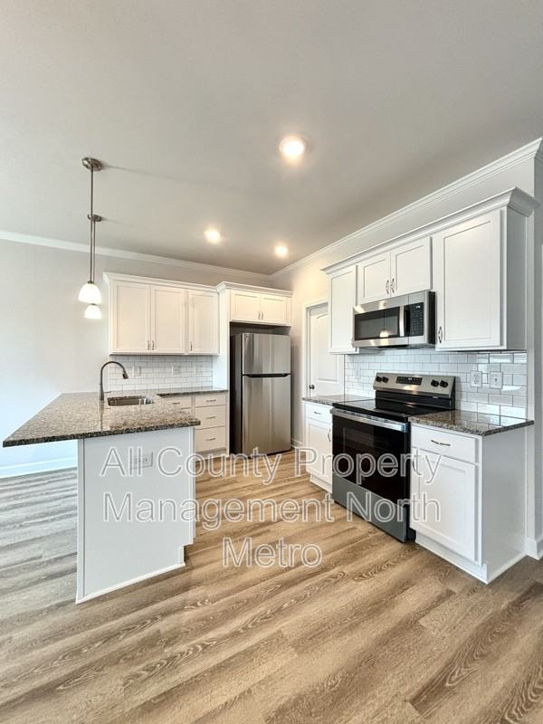 6366 Pine Ridge Pt - Photo 3 of 13