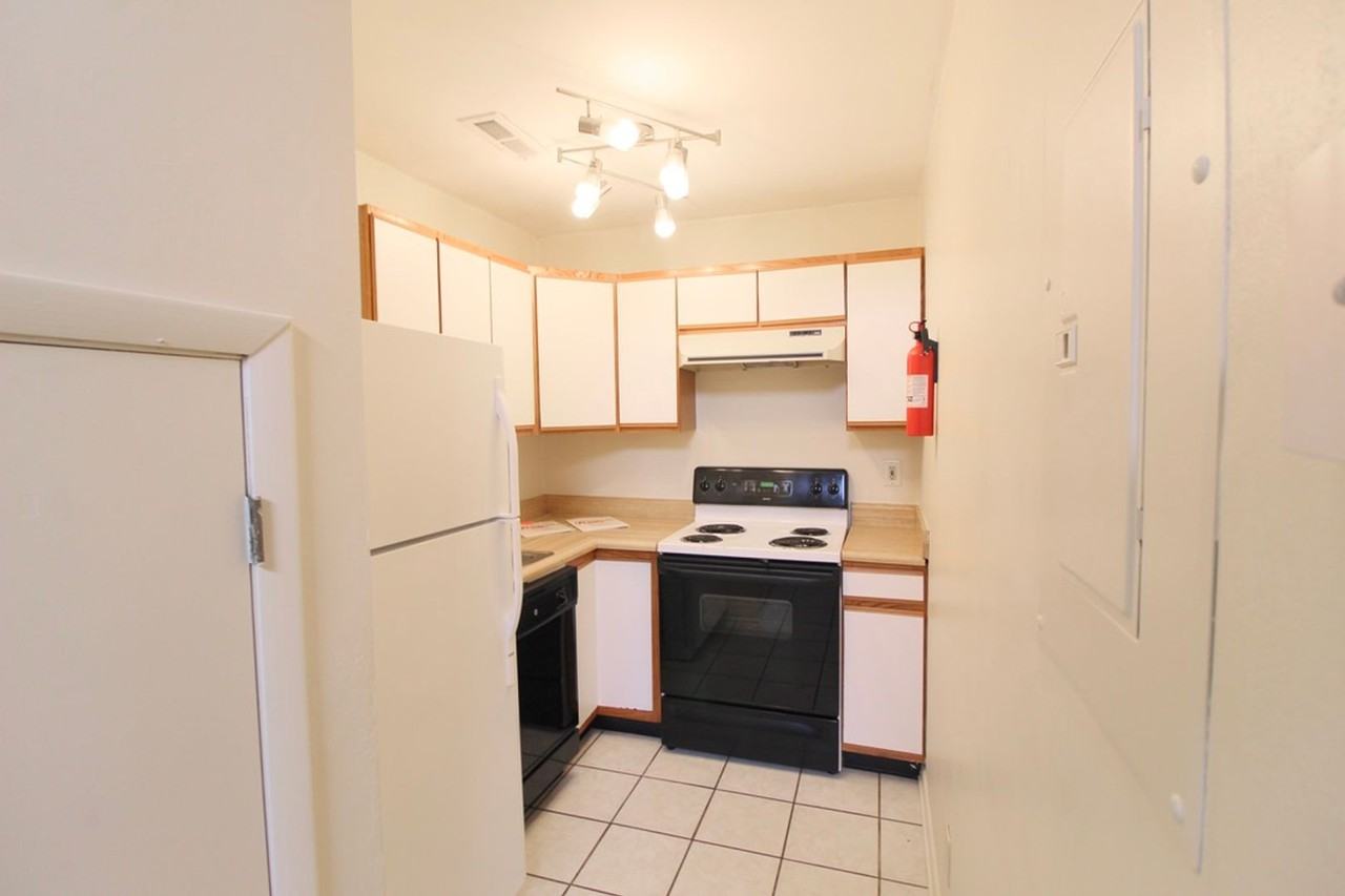 1408 Bradley Dr - Photo 3 of 23