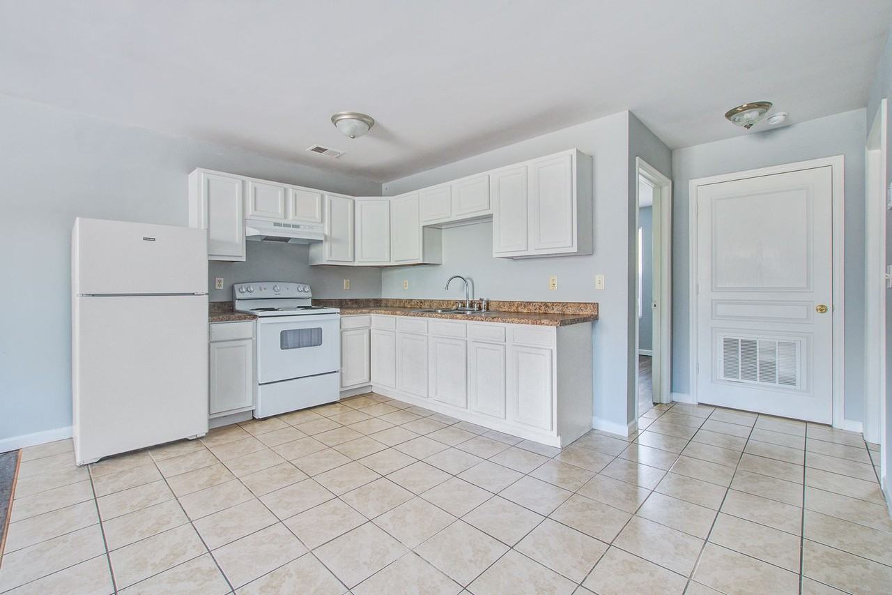 Kenwood Garden Apartments - Photo 3 of 17