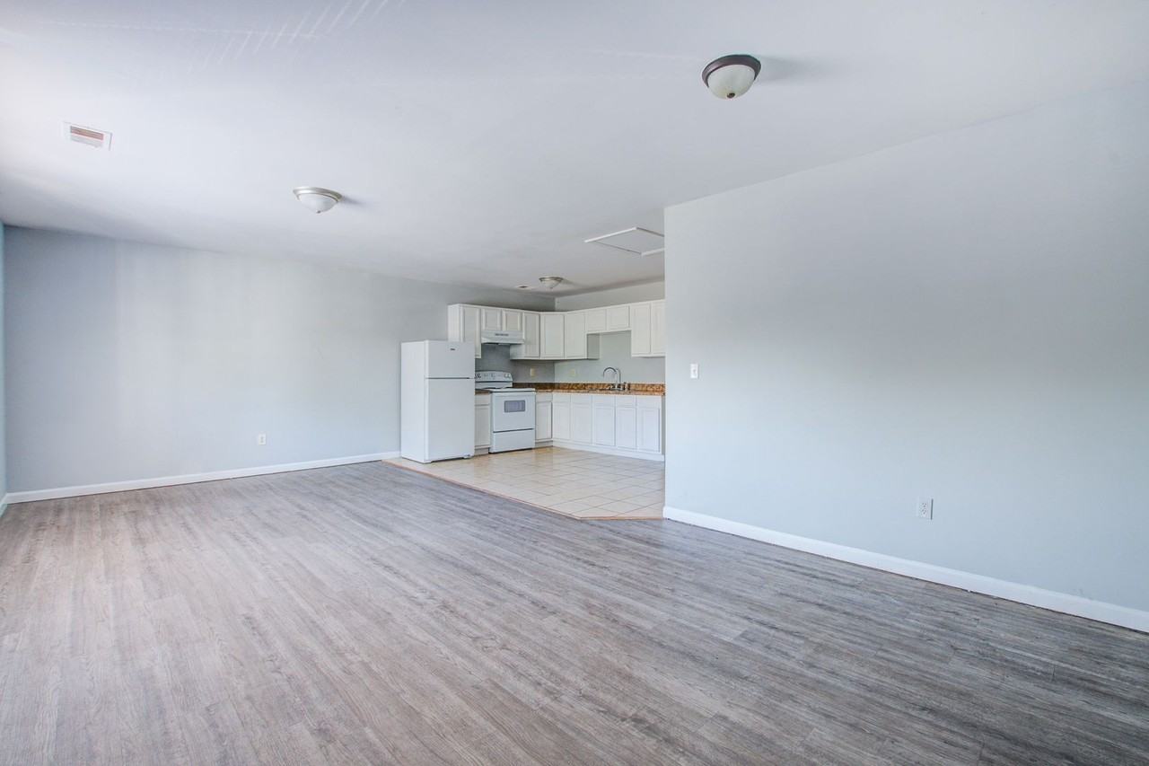 Kenwood Garden Apartments - Photo 7 of 17