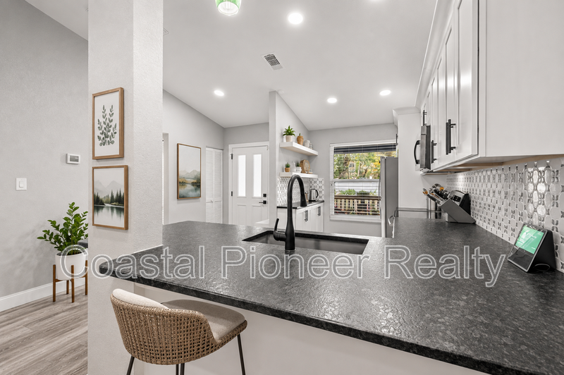 124 Anclote Rd - Photo 5 of 18